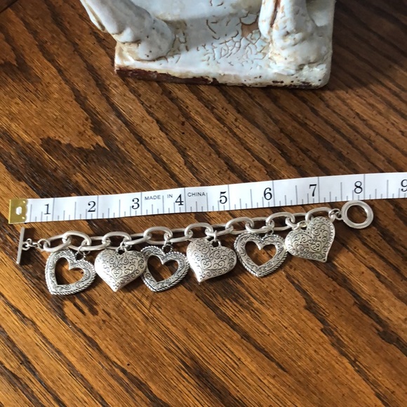 Silver-tone costume jewelry bracelet with hearts - Picture 2 of 3